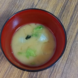 白菜外葉も食べきり✨わかめの味噌汁